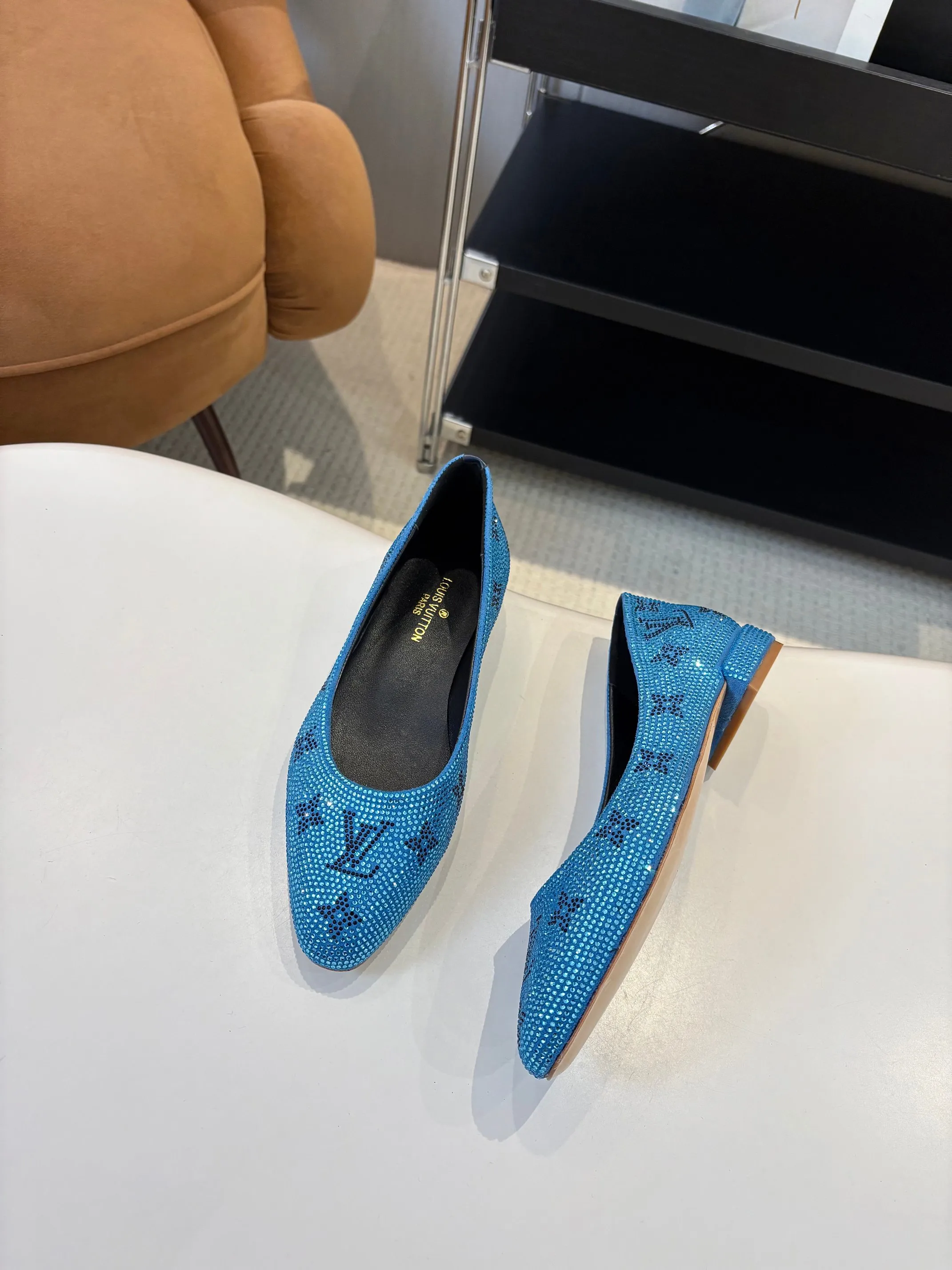 👟👟Ex-factory price 520👟👟 Louis Vuitton Louis Vuitton, 2025 flat shoes, modern and fashionable in one! Meet love when you turn a corner, release a strong aura like a queen, and capture everyone's attention instantly! Fabric: LV classic presbyopia + glittering diamonds + Yang Jing Lining/foot pads: imported lambskin leather outsole Size number: 35-41